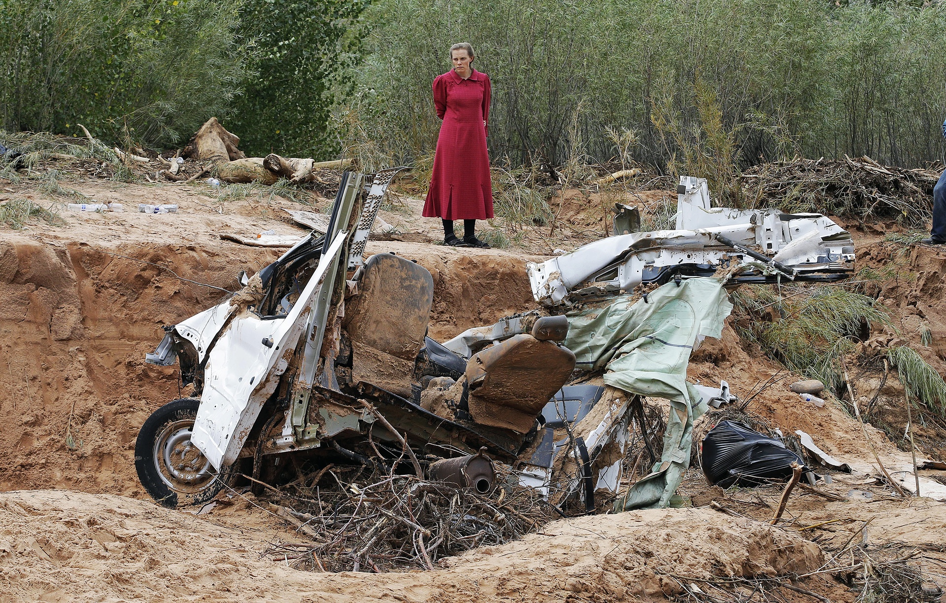 Utah, USA. A woman looks at a damaged vehicle swept away during a flash flood in Hildale. (Rick Bowmer/AP)